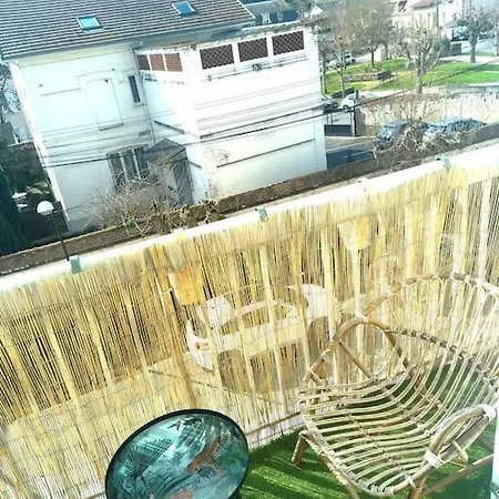 Une Chambre Avec Balcon *